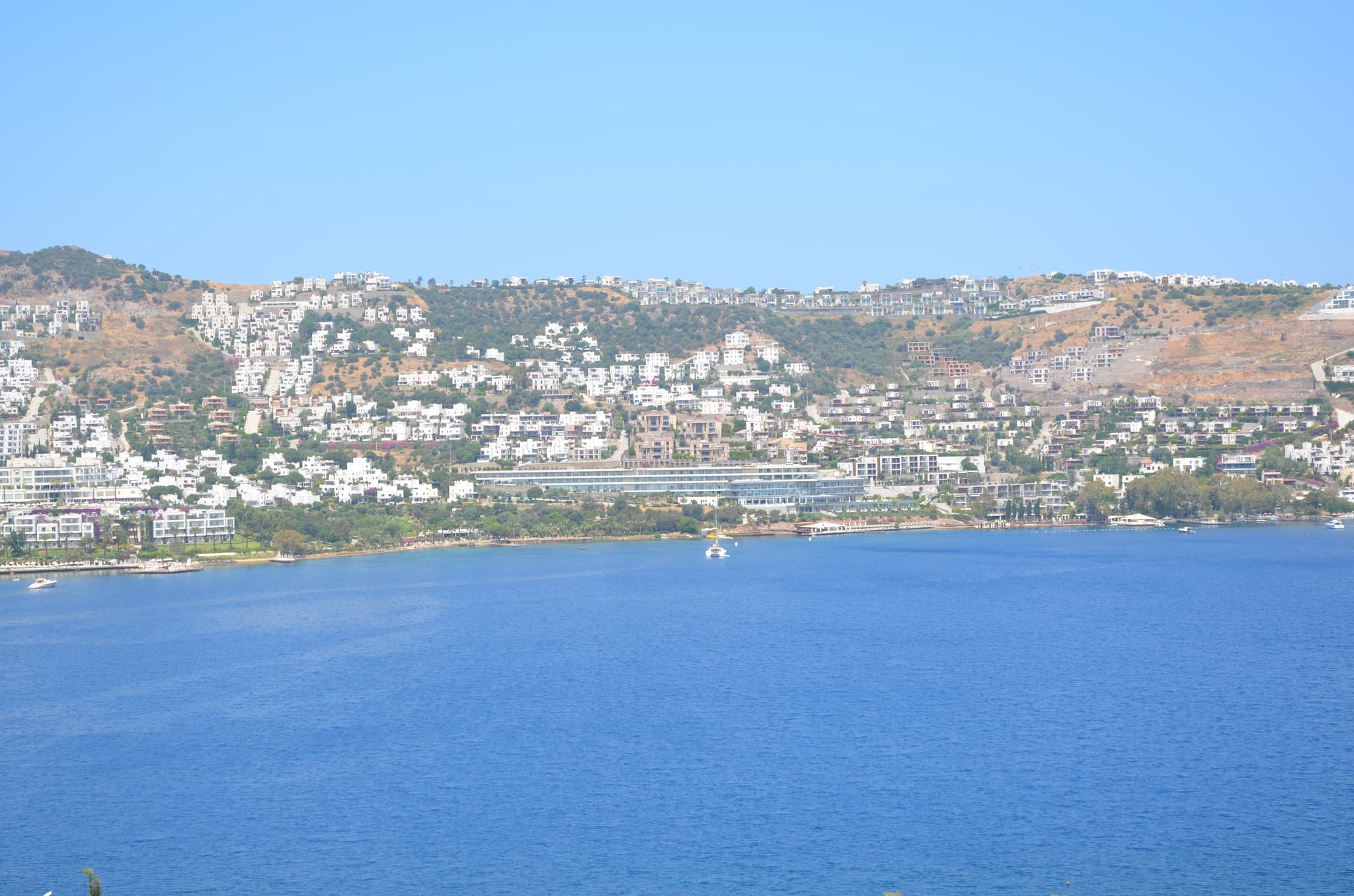 Bodrum'un Gündoğan bölgesinden genel bir görünüm (temsilî bölge görseli — Gülben Ergen'in kendisini ya da evini göstermez)
