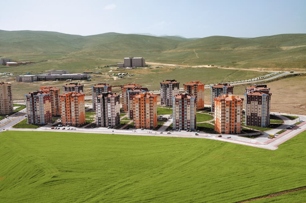 Konya kırsalında toplu konut sitesi (arşiv görüntü) — TÜİK temmuz ayı konut satış istatistiklerini açıkladı
