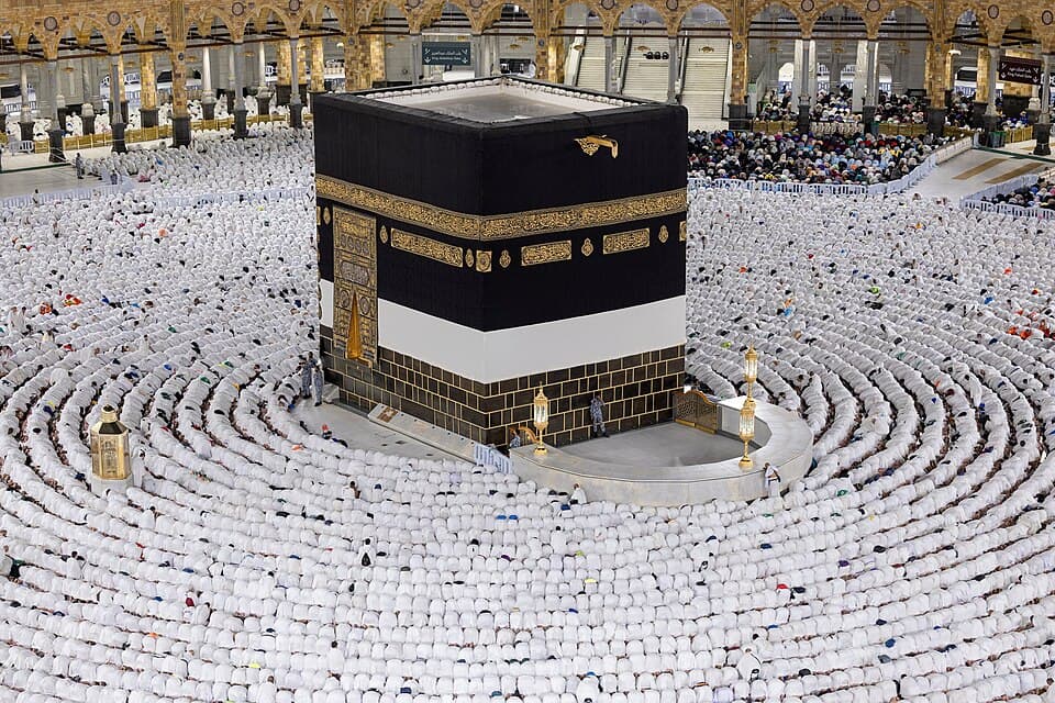 Mescid-i Haram'da namaz kılan Müslümanlar (2025)