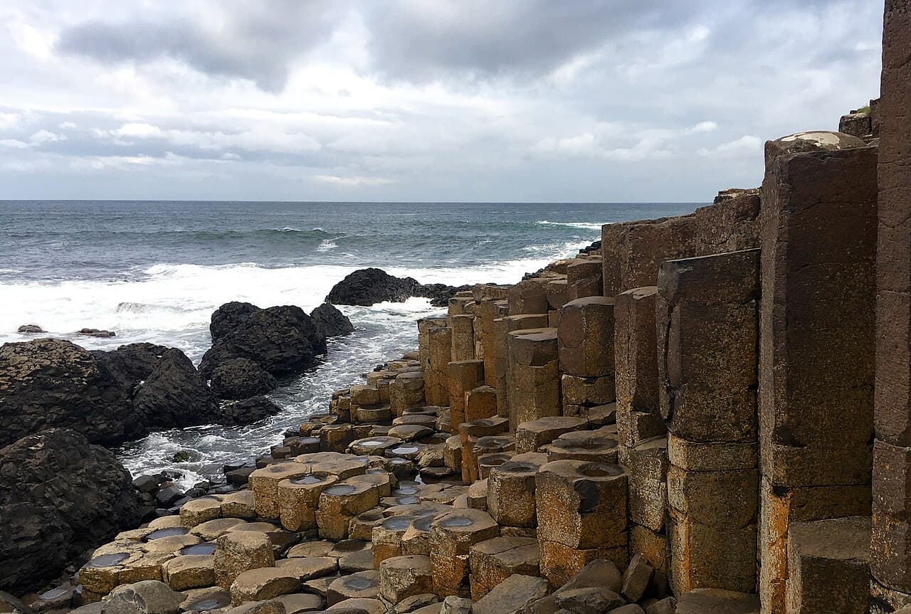 Giant's Causeway'in altıgen bazalt kaya sütunları