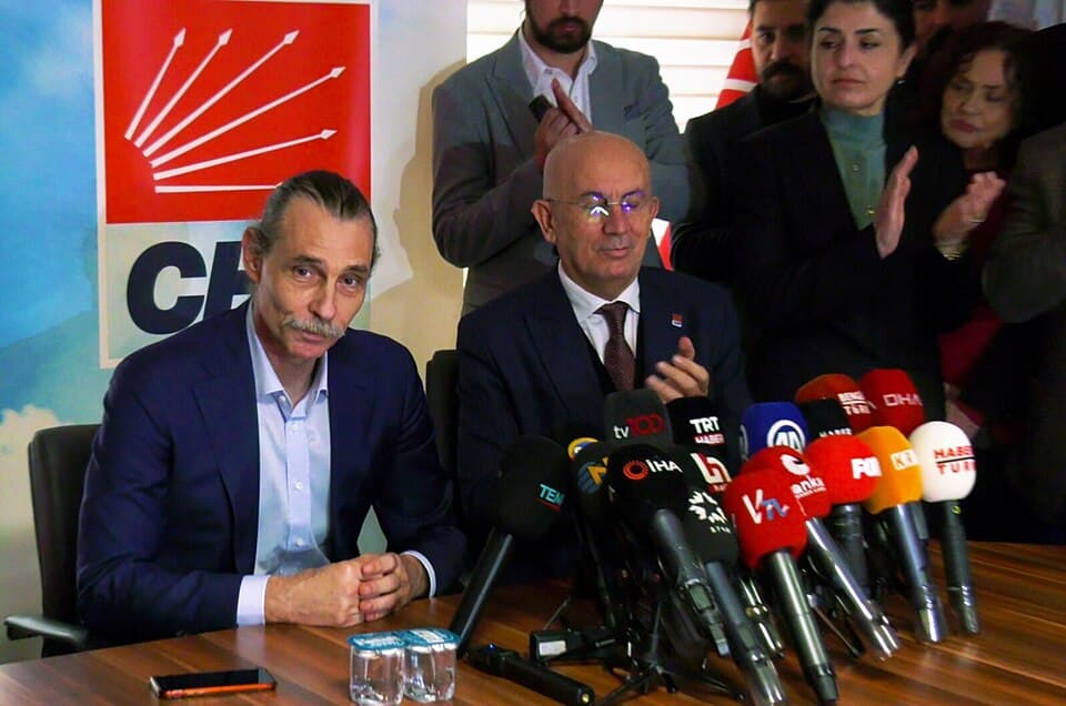 Erdal Beşikçioğlu (solda) bir basın toplantısında, 2023 (arşiv görüntü)