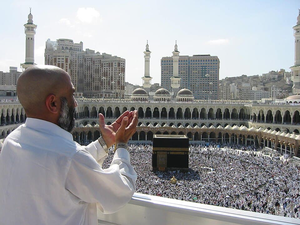 Mescid-i Haram'da dua eden bir Müslüman (arşiv)