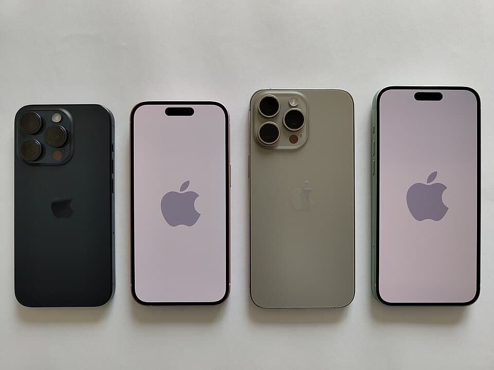 iPhone 18 Pro Max haberini temsil eden modern akıllı telefonun arka kamera modülü yakın çekim görseli (temsilî)