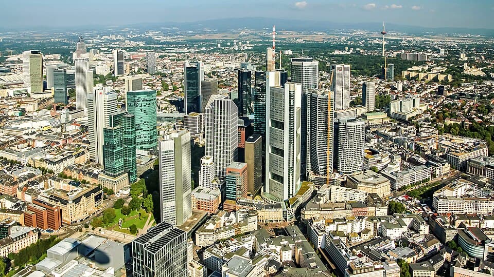Frankfurt iş merkezi silüeti — Almanya çalışma vizesi rehberi