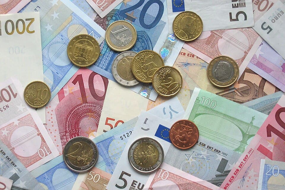 Euro madeni para ve banknotlar — Almanya vizesi ücreti ve belgeler rehberi temsili görsel