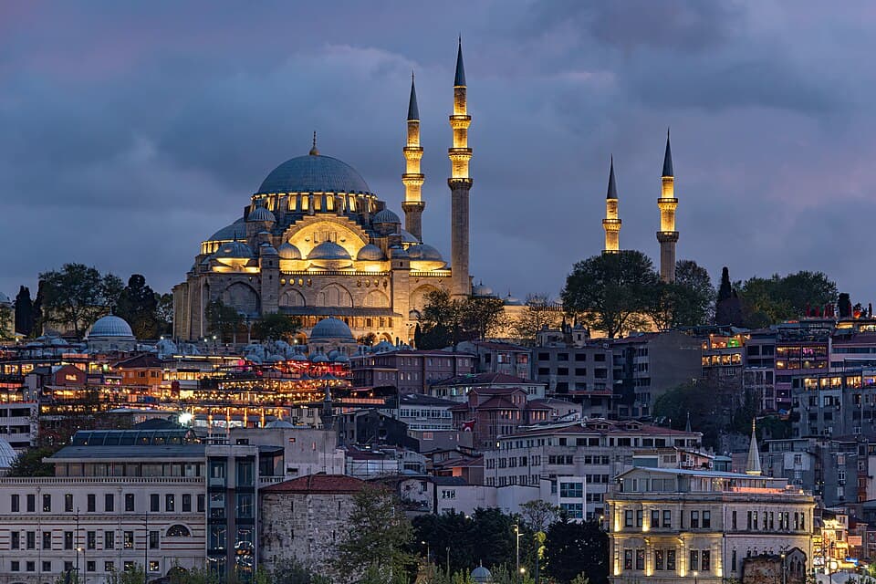İstanbul'da Süleymaniye Camii ve minareleri, akşam saatlerinde