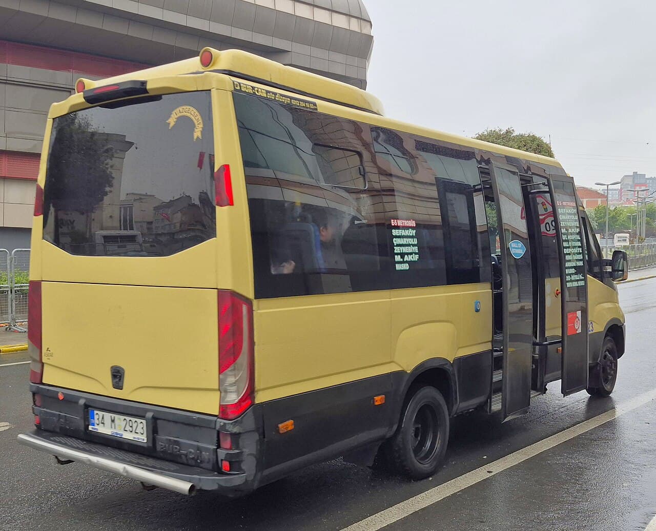 İstanbul'da E-5 üzerinde bir metrobüs — toplu ulaşım ücretlerine yüzde 10 zam 20 Temmuz 2026'da yürürlüğe giriyor