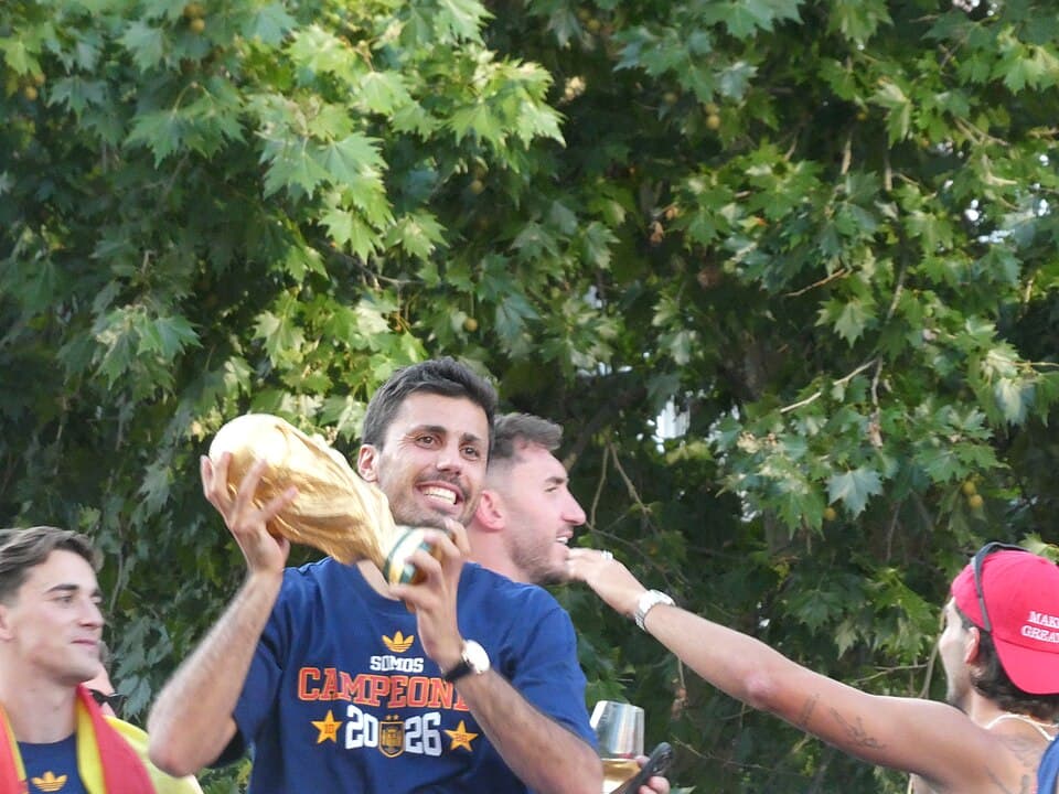 Rodri, 2026 Dünya Kupası kutlamasında kupayla — Barcelona transfer görüşmeleri gündemde