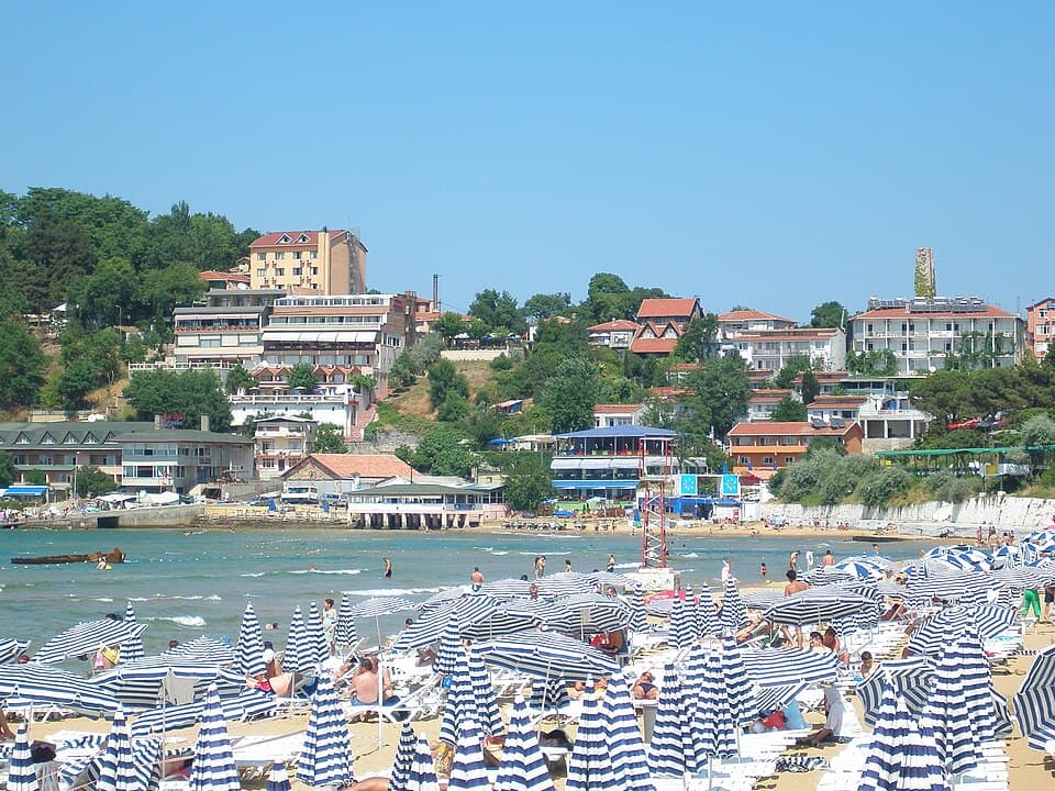İstanbul Kilyos'ta Karadeniz sahili — denize girme yasağı haberini temsil eden görsel
