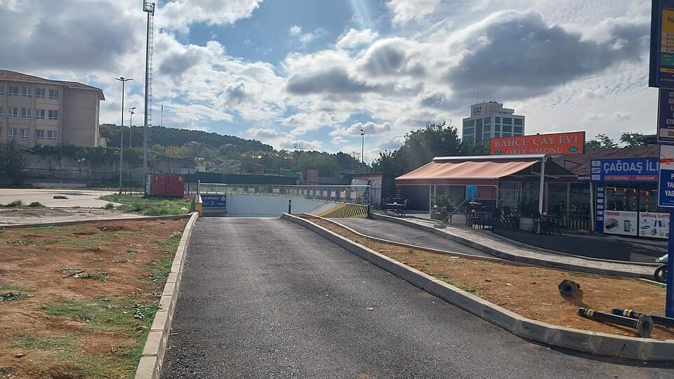 İstanbul metro istasyonu otoparkı — İSPARK park et-devam et alanı
