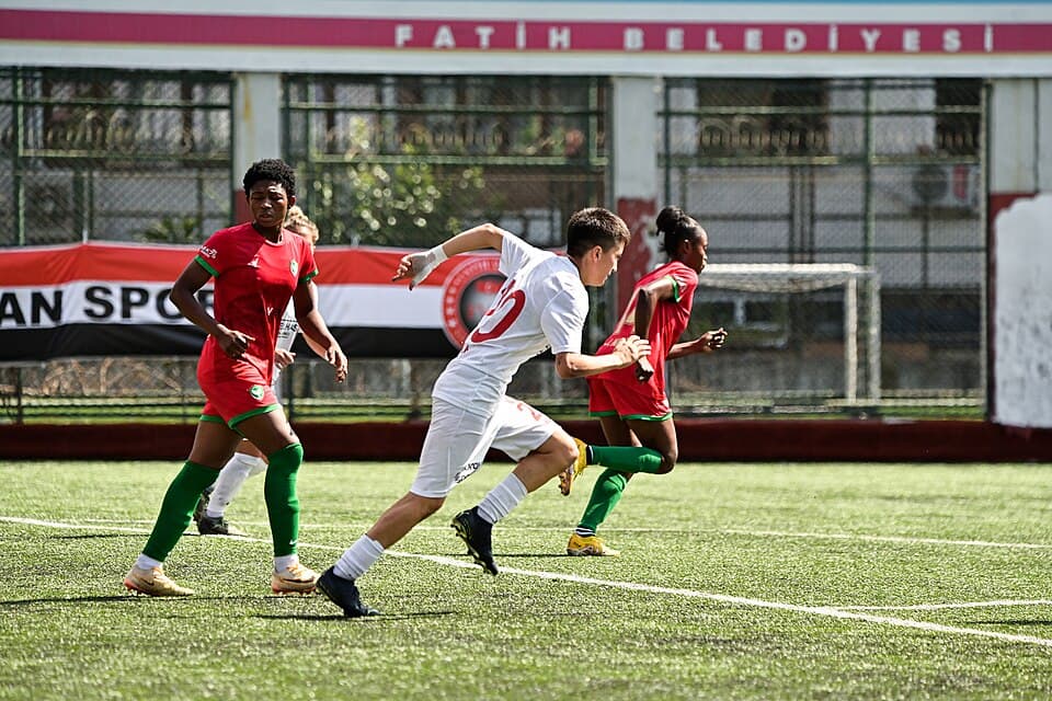Amedspor futbolcuları bir lig maçında — Alanyaspor ile hazırlık maçı 1-1 bitti (arşiv görüntü)
