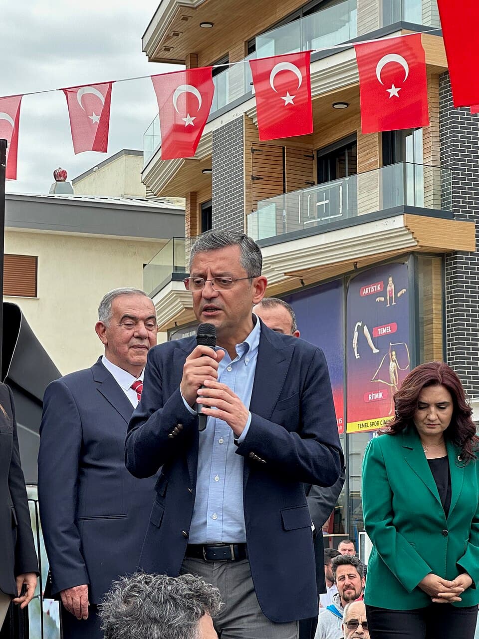Özgür Özel mikrofon başında konuşurken (arşiv fotoğrafı)