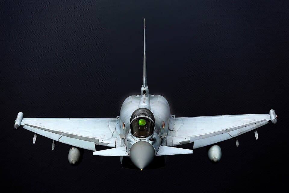 Havada seyreden bir Eurofighter Typhoon savaş uçağı — Türkiye'ye teslim edilecek uçaklar bu tipte (arşiv görüntü)