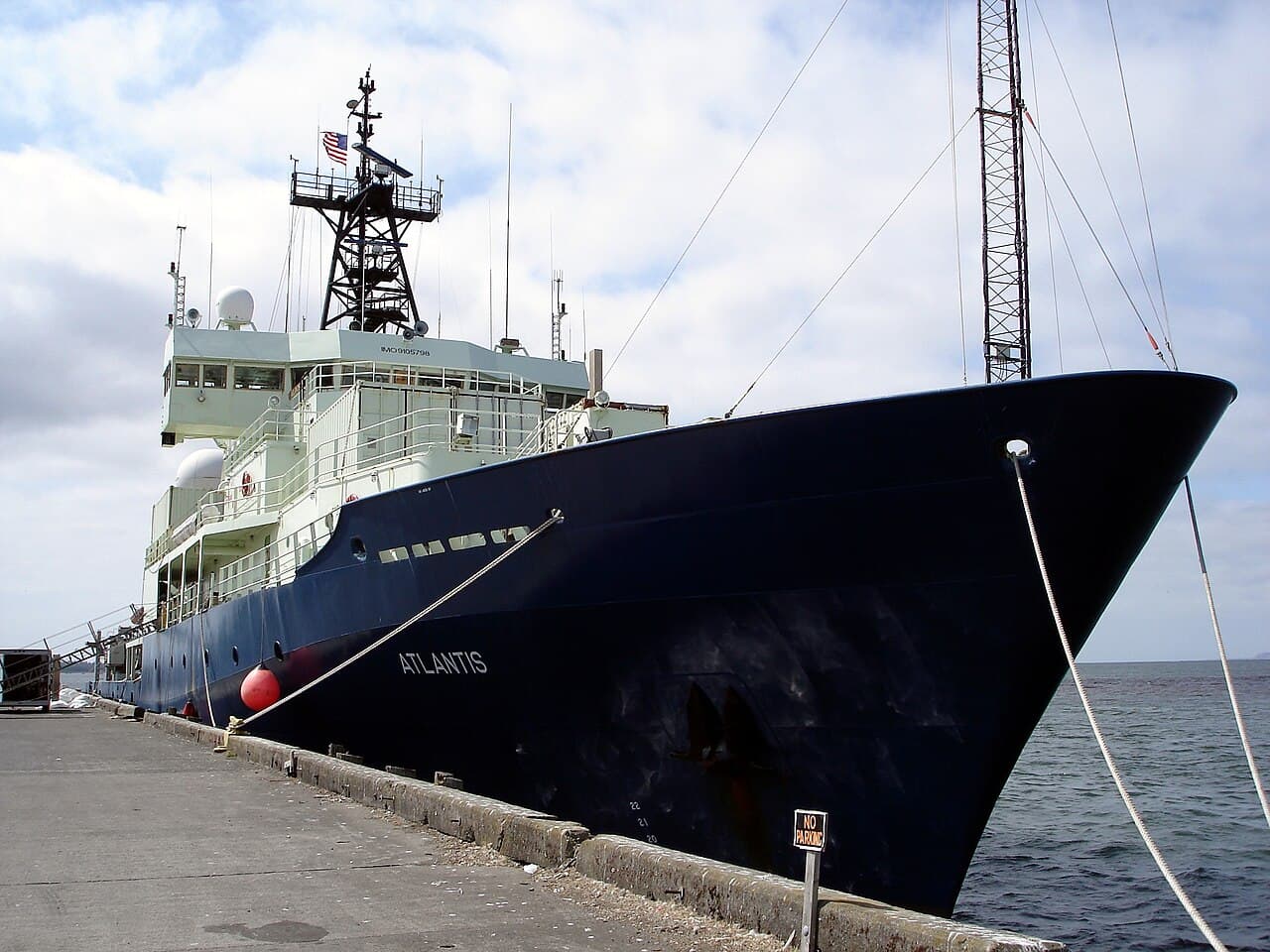 Woods Hole Oceanografi Enstitüsü'ne (WHOI) ait R/V Atlantis araştırma gemisi limanda (temsilî — deneyin salım gemisi değil)