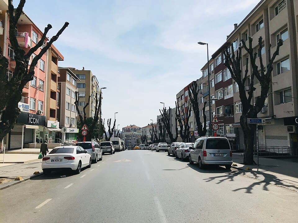 Pandemi döneminde İstanbul’da boş bir sokak (temsilî) — 65 yaş üstü sokağa çıkma yasağı artık yürürlükte değil
