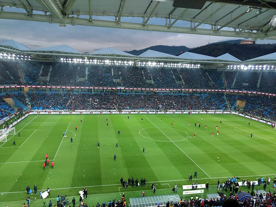 Trabzonspor'un Şenol Güneş Stadyumu maç akşamı — Robbie Ure transferi gündemde (arşiv görüntü)