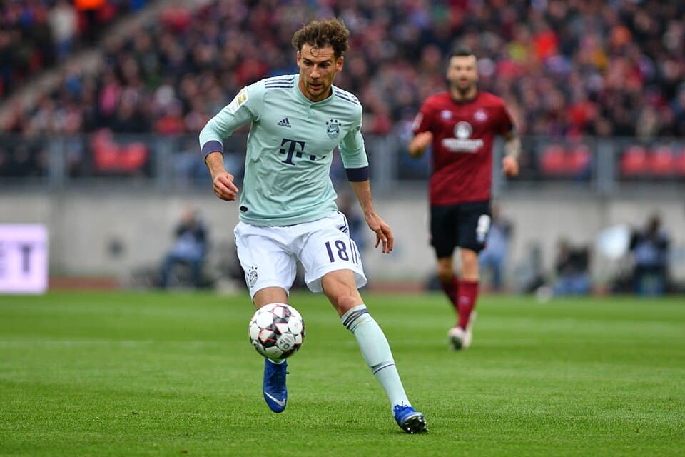 Leon Goretzka, Bayern Münih forması ve 18 numarayla topla ilerlerken (Nisan 2019, arşiv görüntüsü)