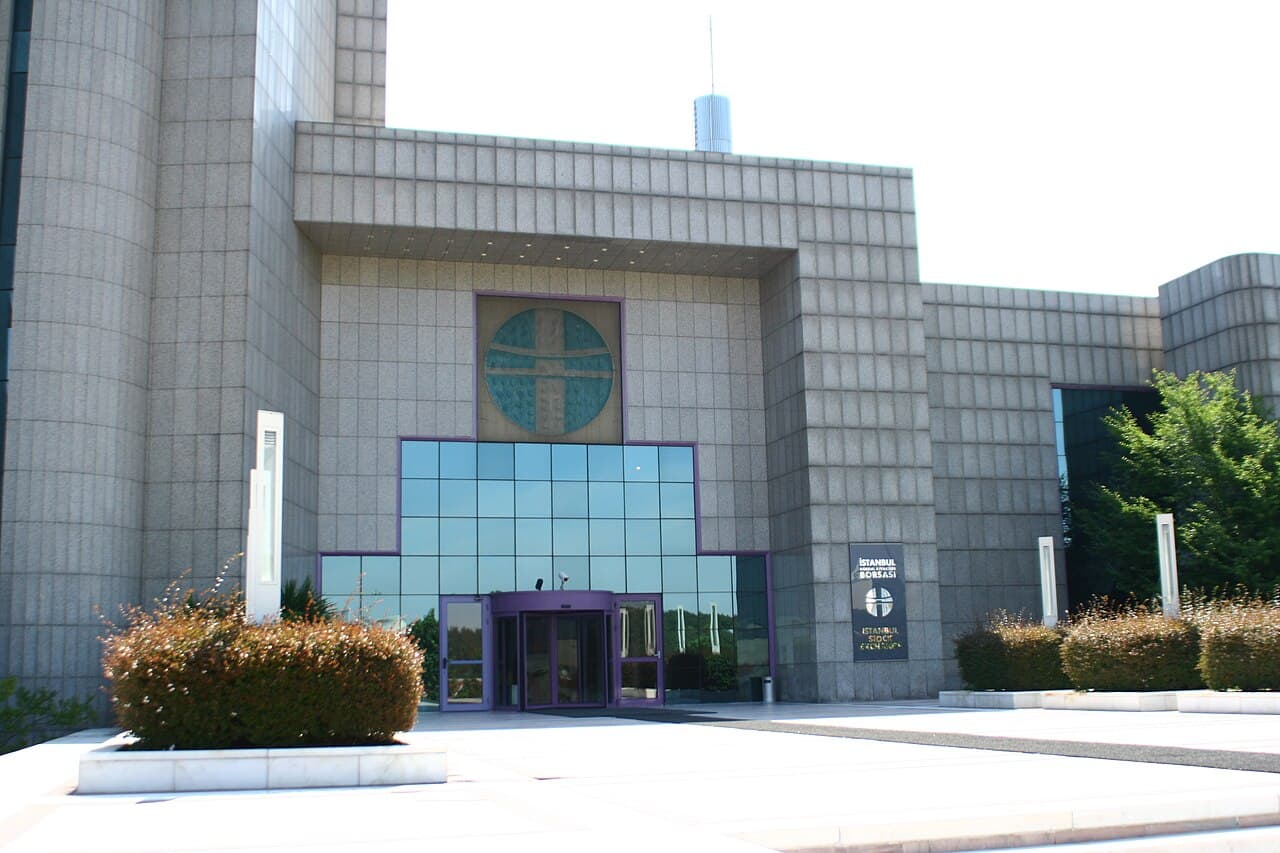 Borsa İstanbul işlem salonunda ekranlar ve seans görüntüsü