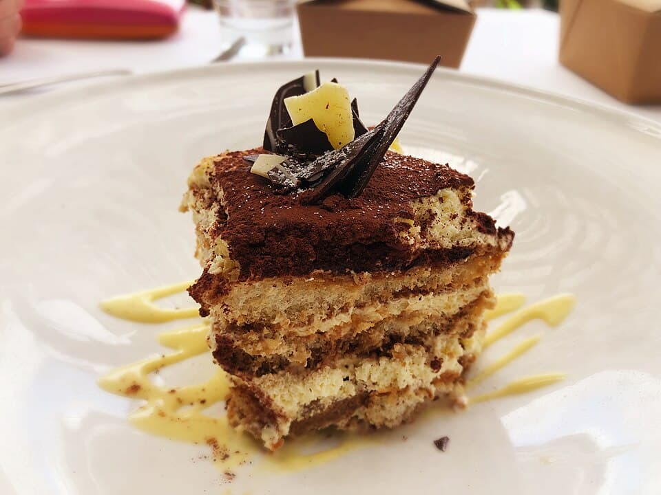 Tabakta servis edilmiş bir dilim tiramisu