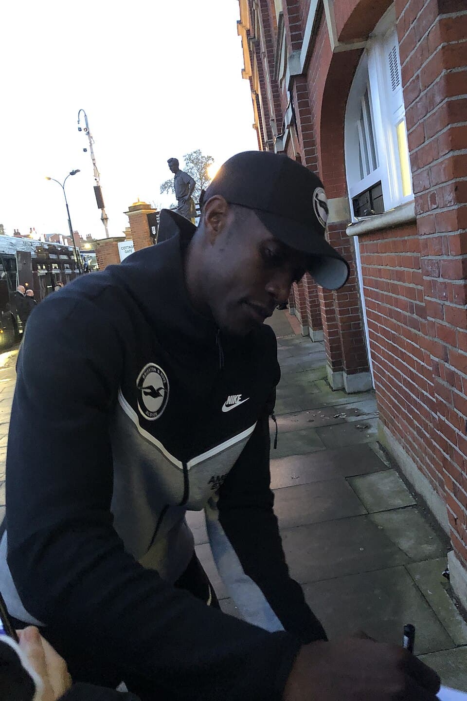 Danny Welbeck, Brighton armalı eşofmanıyla taraftara imza verirken (Mart 2024, arşiv görüntüsü)