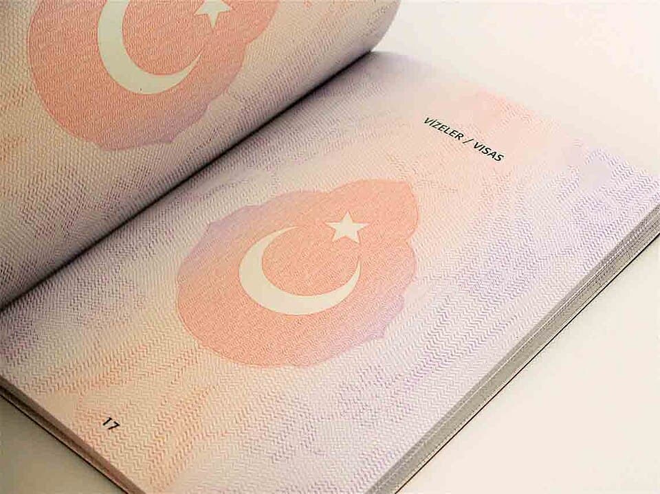 Türk pasaportu sayfası — yeşil pasaportla vizesiz ülkeler rehberi