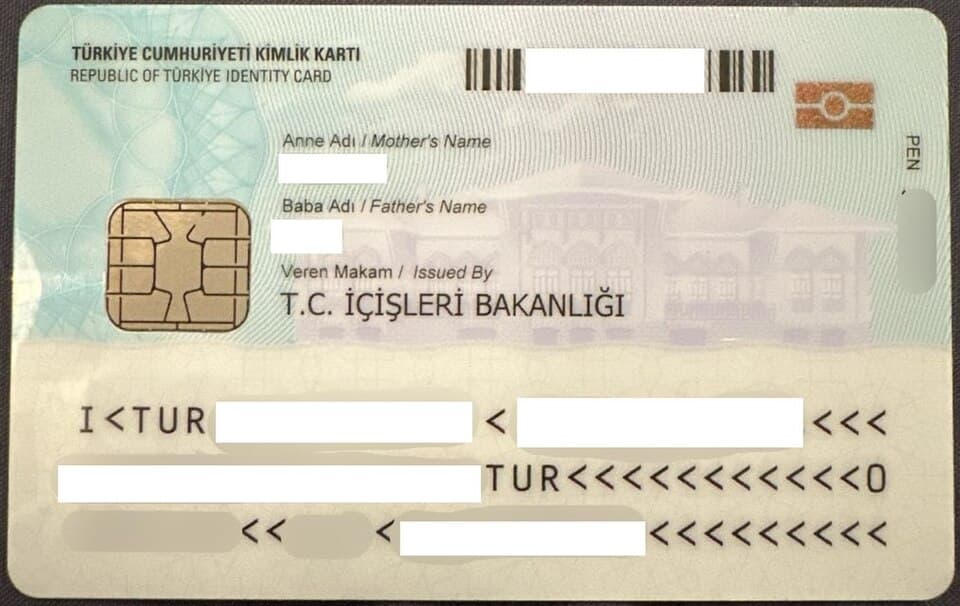 Türkiye Cumhuriyeti çipli kimlik kartı — kişisel alanları kapatılmış örnek