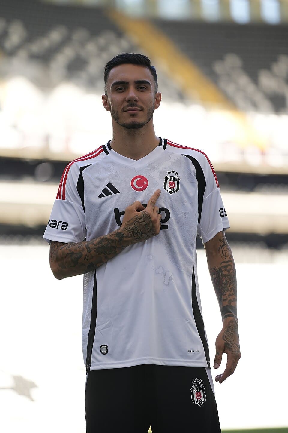 Emirhan Topçu, Beşiktaş forması ile — Fenerbahçe ile konuşulan takas iddiasının taraflarından biri