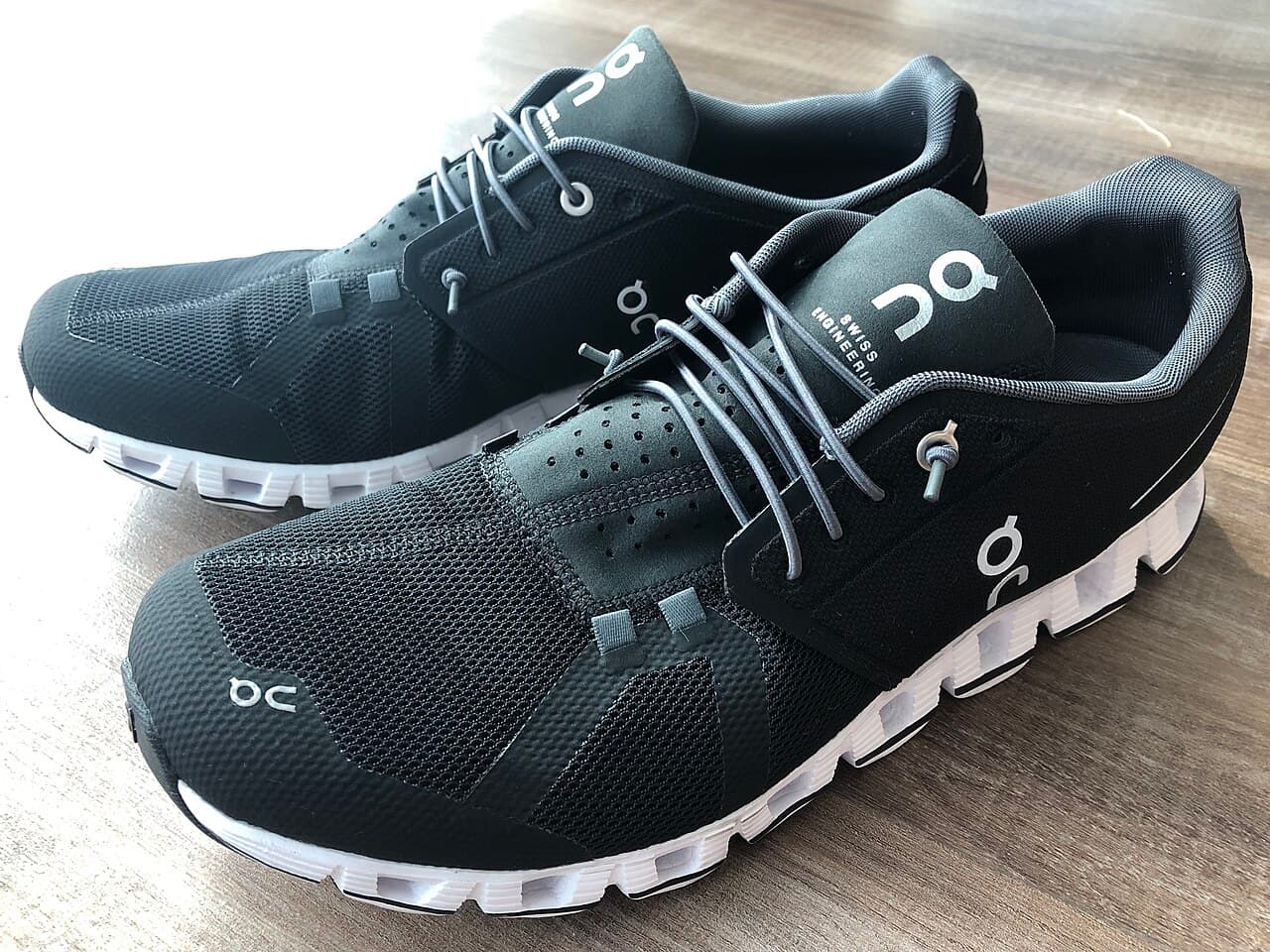 On Running marka bir "Cloud" serisi spor ayakkabısının yakın plan görüntüsü; tabanda CloudTec pedleri ve "On" logosu