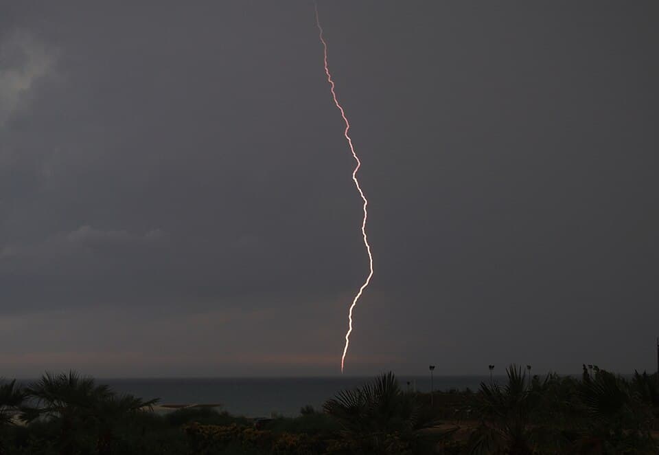 Lightning strike in Antalya Antalya'da yıldırım düşmesi, Türkiye.
