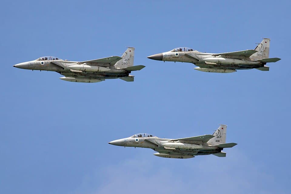 İsrail Hava Kuvvetleri'ne ait F-15 savaş uçakları formasyon uçuşunda (arşiv görseli)