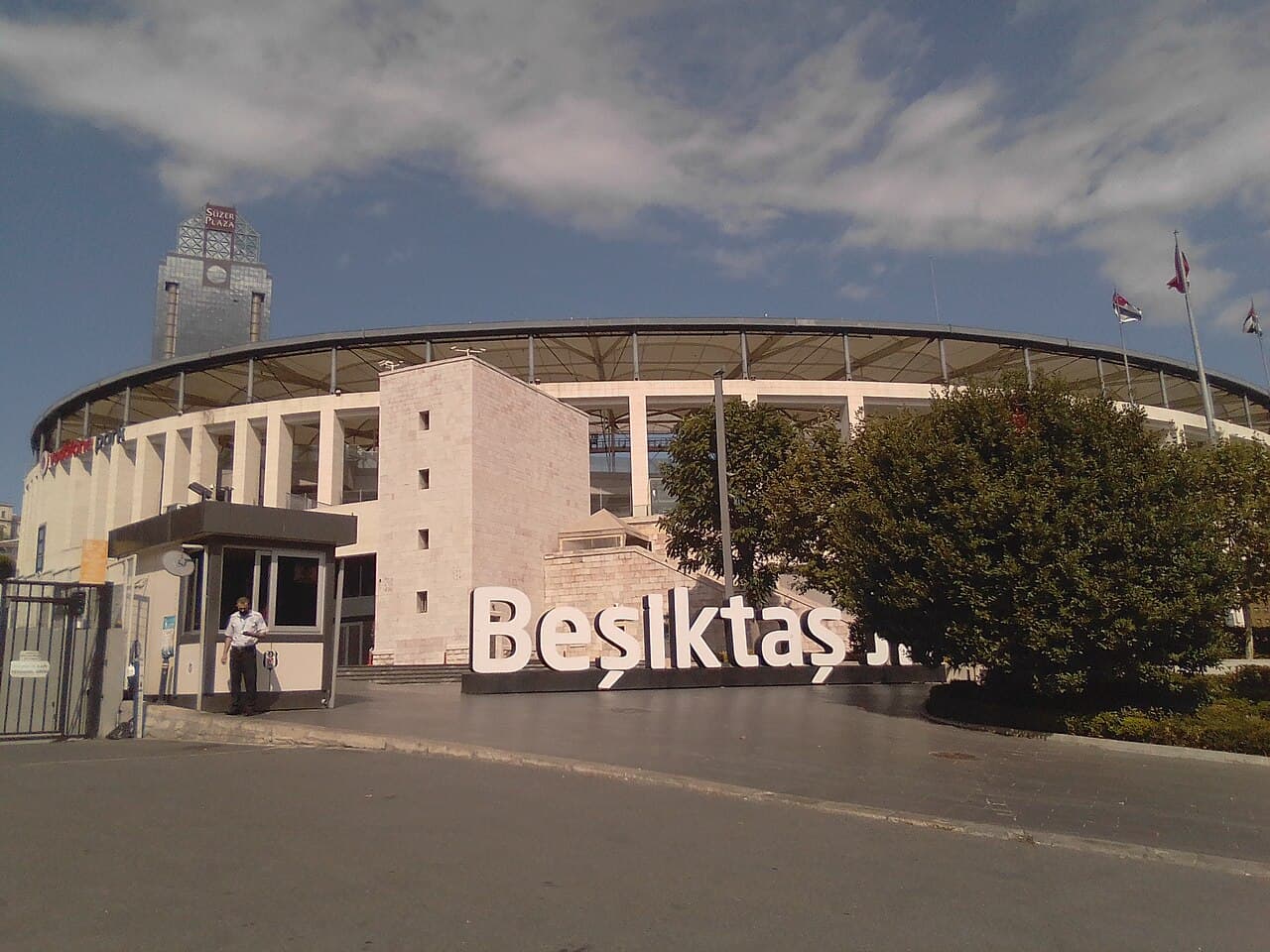 Beşiktaş-Galatasaray derbisinin oynanacağı Tüpraş Stadyumu (Vodafone Park) dış görünüm