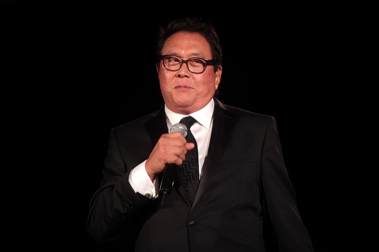 Robert Kiyosaki bir etkinlikte konuşurken