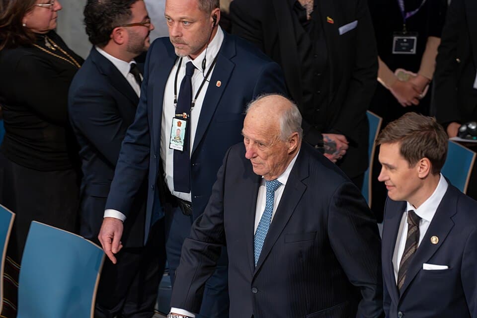Norveç Kralı Harald, 2025 Nobel Barış Ödülü töreninde protokol ve koruma ekibiyle birlikte