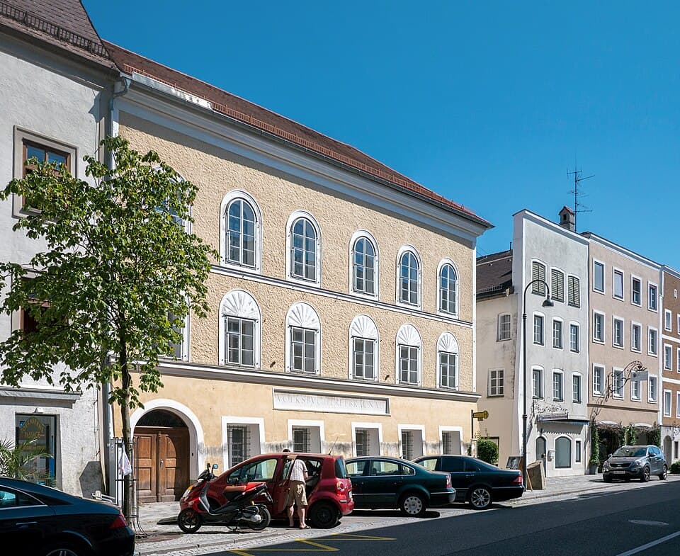 Braunau am Inn'deki Salzburger Vorstadt 15 numaralı bina — Hitler'in doğduğu ev polis karakoluna dönüştürüldü