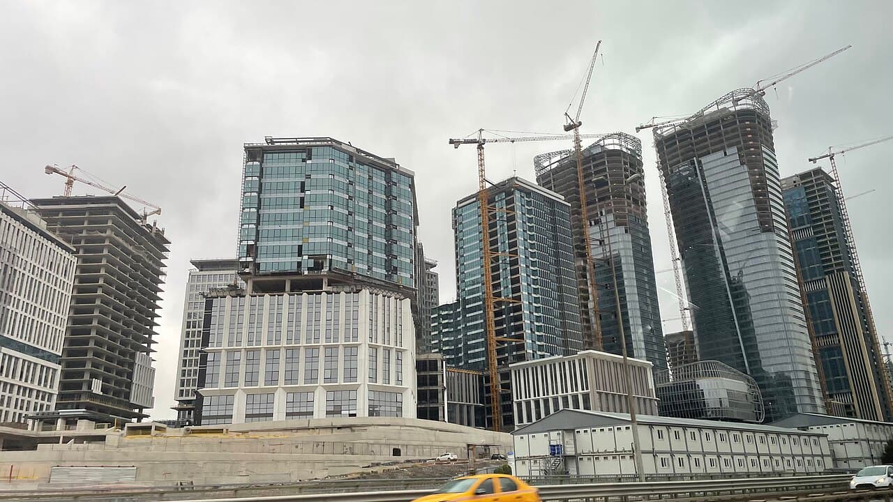 İstanbul Finans Merkezi ve Ataşehir silüeti