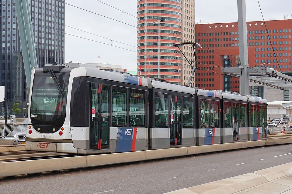 Rotterdam'da Erasmus Köprüsü üzerinde ilerleyen bir RET tramvayı (arşiv görseli)