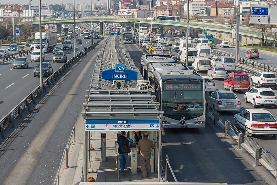 İstanbul Bakırköy'deki İncirli metrobüs durağı ve yolcular
