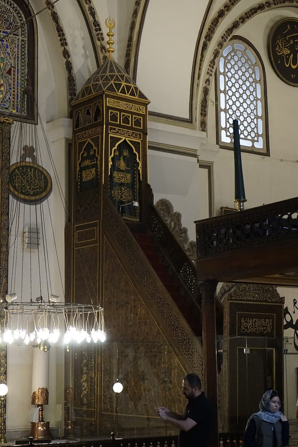 Bursa Ulu Camii'nin kündekari tekniğiyle yapılmış ahşap oymalı minberi ve cami iç mekânı