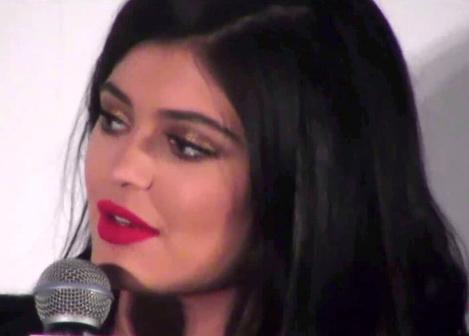 Kylie Jenner, bir etkinlikte mikrofonla konuşurken yakın plan
