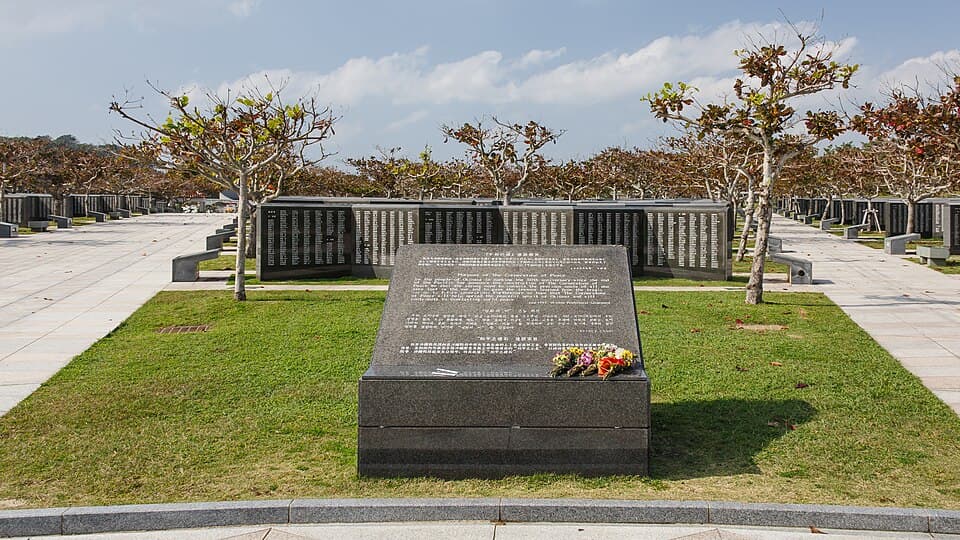 Okinawa'nın Itoman kentindeki Barış Anıt Parkı'nda, muharebede ölenlerin adlarının yazılı olduğu Barış Köşe Taşı anıtı