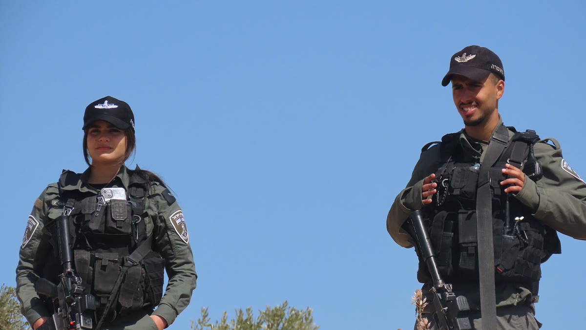 Batı Şeria'daki Filistin köyü Hallet ed-Deba'da görev yapan İsrail polisleri (arşiv görüntüsü, Şubat 2025)