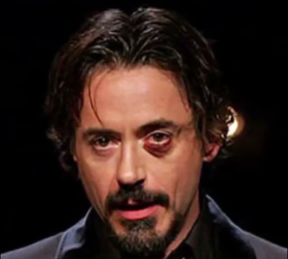 Robert Downey Jr.'ın gözlerinin altındaki morarma, yakın çekim video karesi