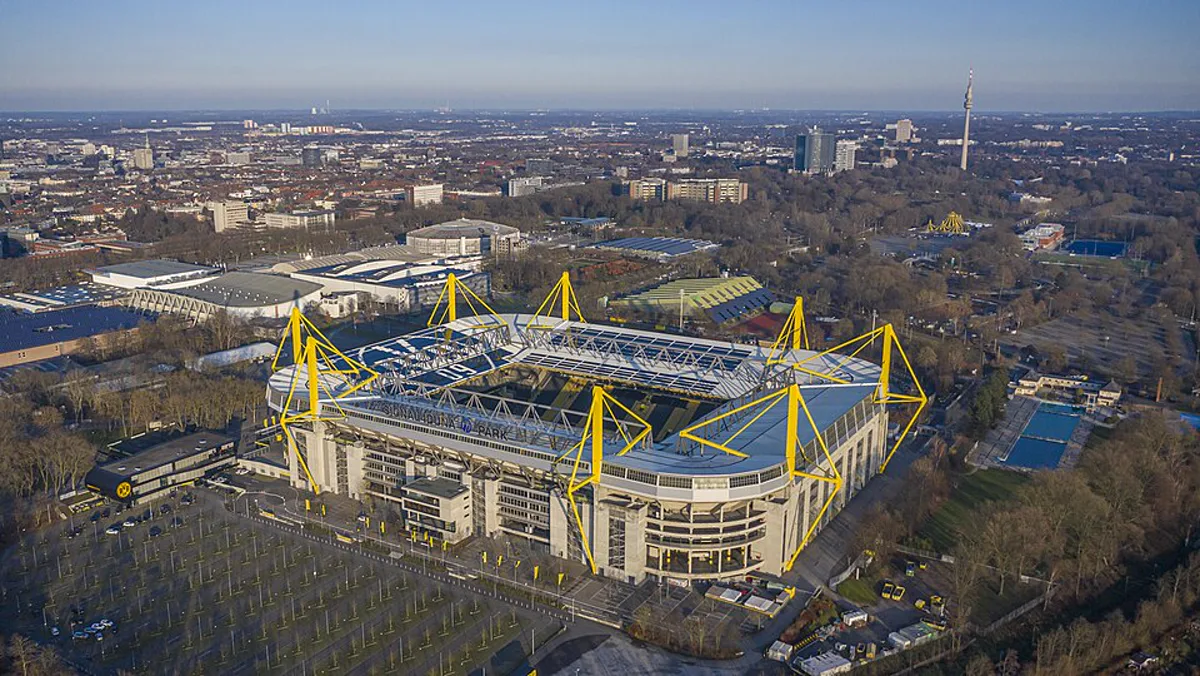 Borussia Dortmund'un stadyumu Signal Iduna Park (temsilî) — Julian Brandt'ın 7 sezon forma giydiği eski kulübü Dortmund, oyuncuyu bonservisiz olarak Ajax'a gönderdi