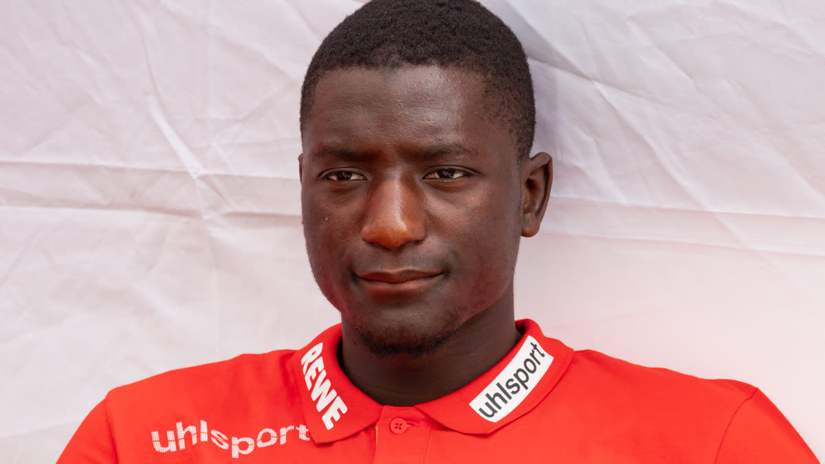 Serhou Guirassy, kulüp imza gününde taraftara imza dağıtırken (2018, 1. FC Köln dönemi arşiv görüntüsü) — Fenerbahçe, Gineli santrfor için Borussia Dortmund'la anlaştı
