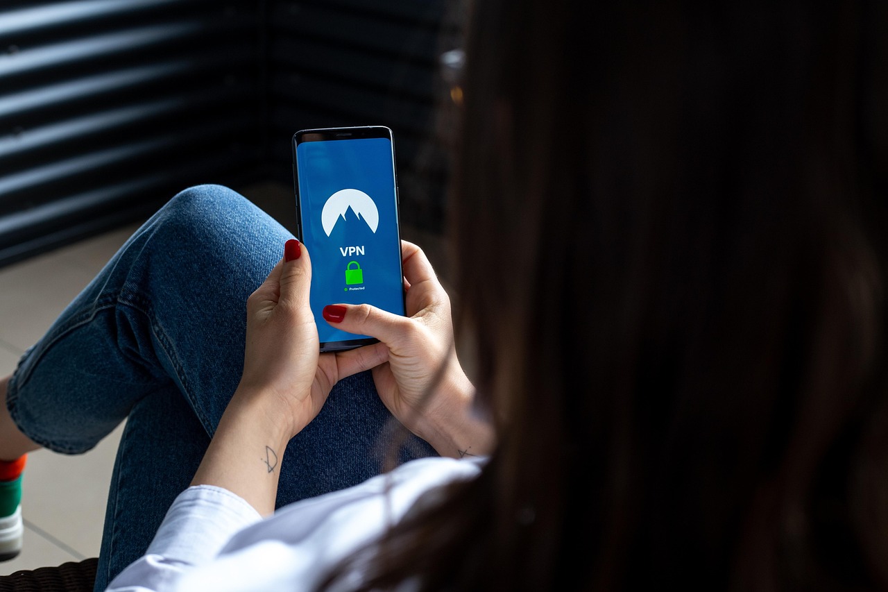 Halka açık Wi-Fi ve dijital güvenlik temalı görsel
