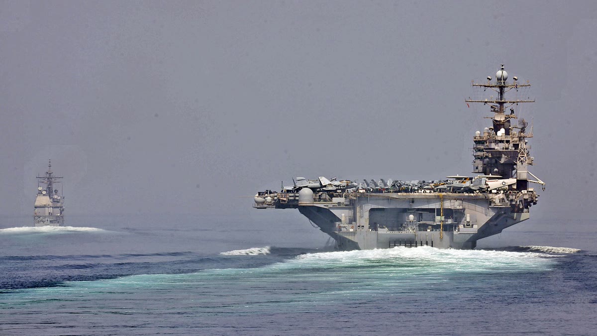 Hürmüz Boğazı'ndan geçen ABD uçak gemisi USS Abraham Lincoln ve güdümlü füze kruvazörü USS Cape St. George (arşiv görüntüsü)