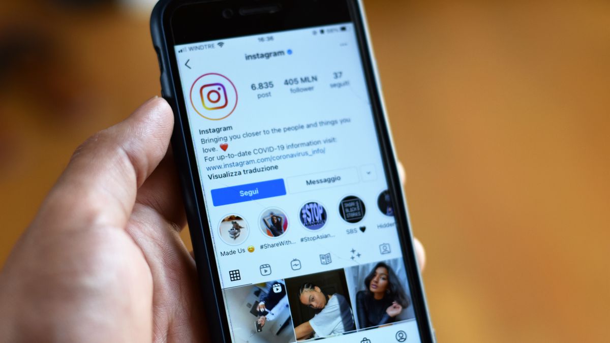Instagram uygulamasında bir profil sayfası ve takipçi sayısı, telefon ekranında görünüyor