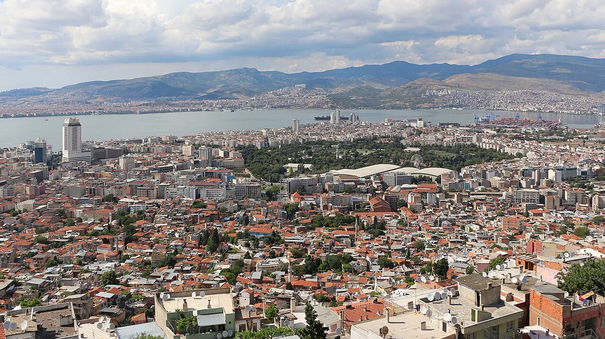 Soruşturmanın yürütüldüğü İzmir'in kent merkezinden genel görünüm — Konak, Kültürpark ve İzmir Körfezi (arşiv görüntü)
