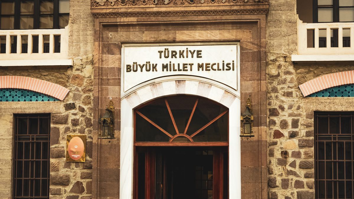 Ankara'daki Türkiye Büyük Millet Meclisi binasının giriş cephesi (temsilî görsel)