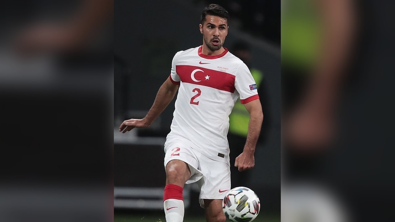 Zeki Çelik (arşiv) — milli sağ bek, Roma'dan bedelsiz olarak Juventus'a transfer oldu